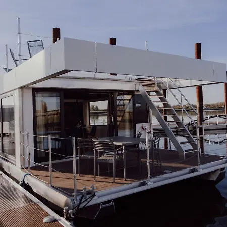 Hausboote Am Lankenauer Hoeft Botel *