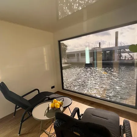 Botel Hausboote Am Lankenauer Hoeft *