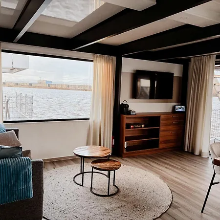 Botel Hausboote Am Lankenauer Hoeft *