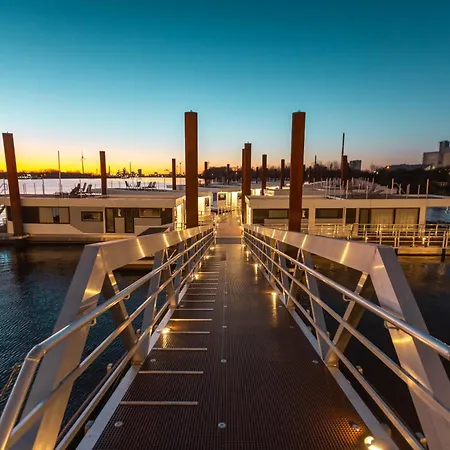Hausboote Am Lankenauer Höft Botel *