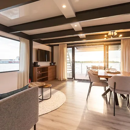 Hausboote Am Lankenauer Höft Botel *