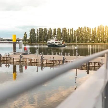 Hausboote Am Lankenauer Hoeft Hotel en barco