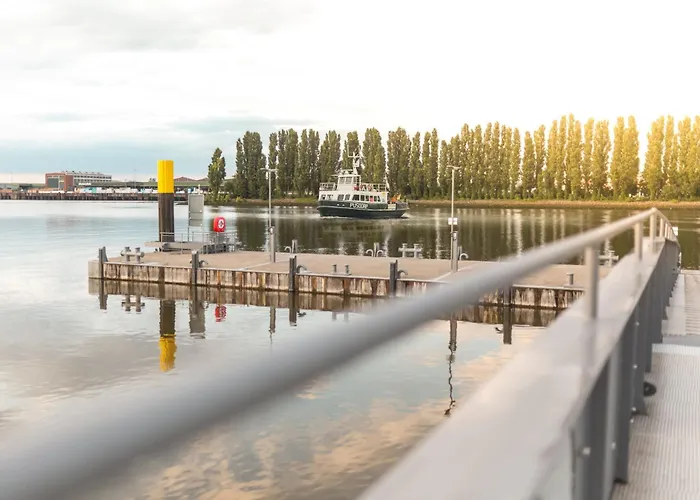 Hausboote Am Lankenauer Hoeft Hotel na wodzie